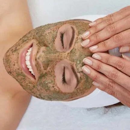 Green Peel Kräuterschälkur Anwendung im Gesicht