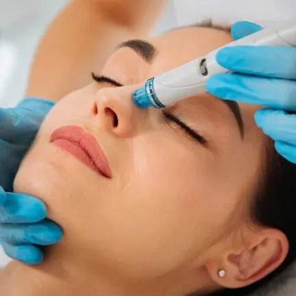 Hydrofacial Behandlung im Gesicht